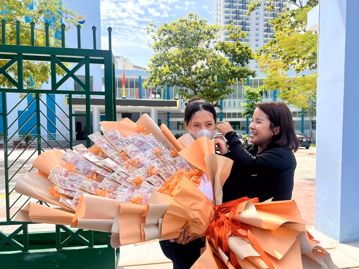 Vỡ òa cảm xúc kết thúc thi theo chương trình mới, cập nhật giải đề ảnh 59