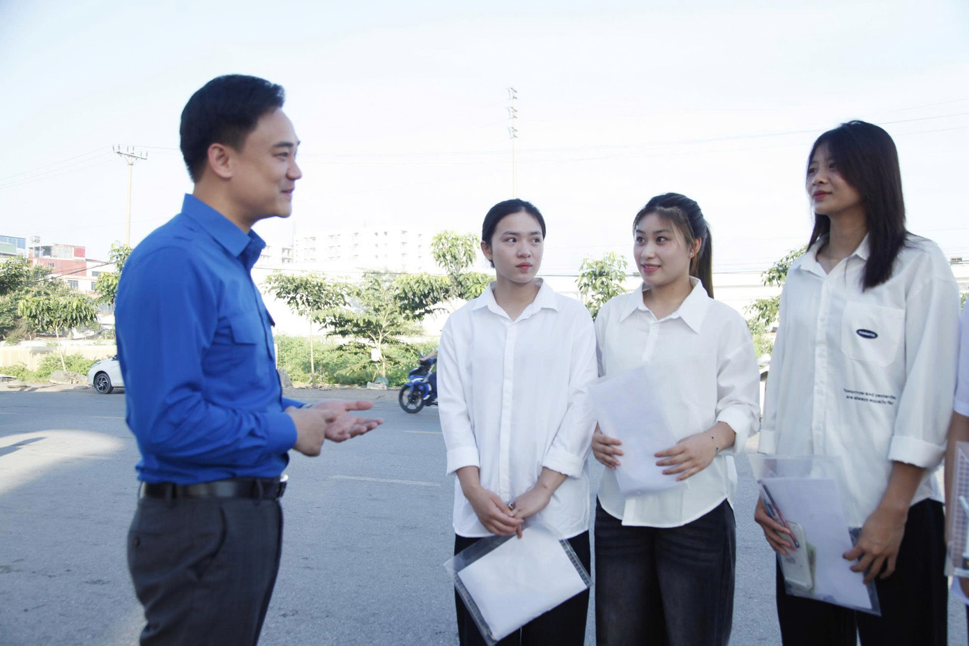 Sỹ tử hoàn thành bài Ngữ Văn, đề dễ thở, thí sinh phấn khởi ảnh 25