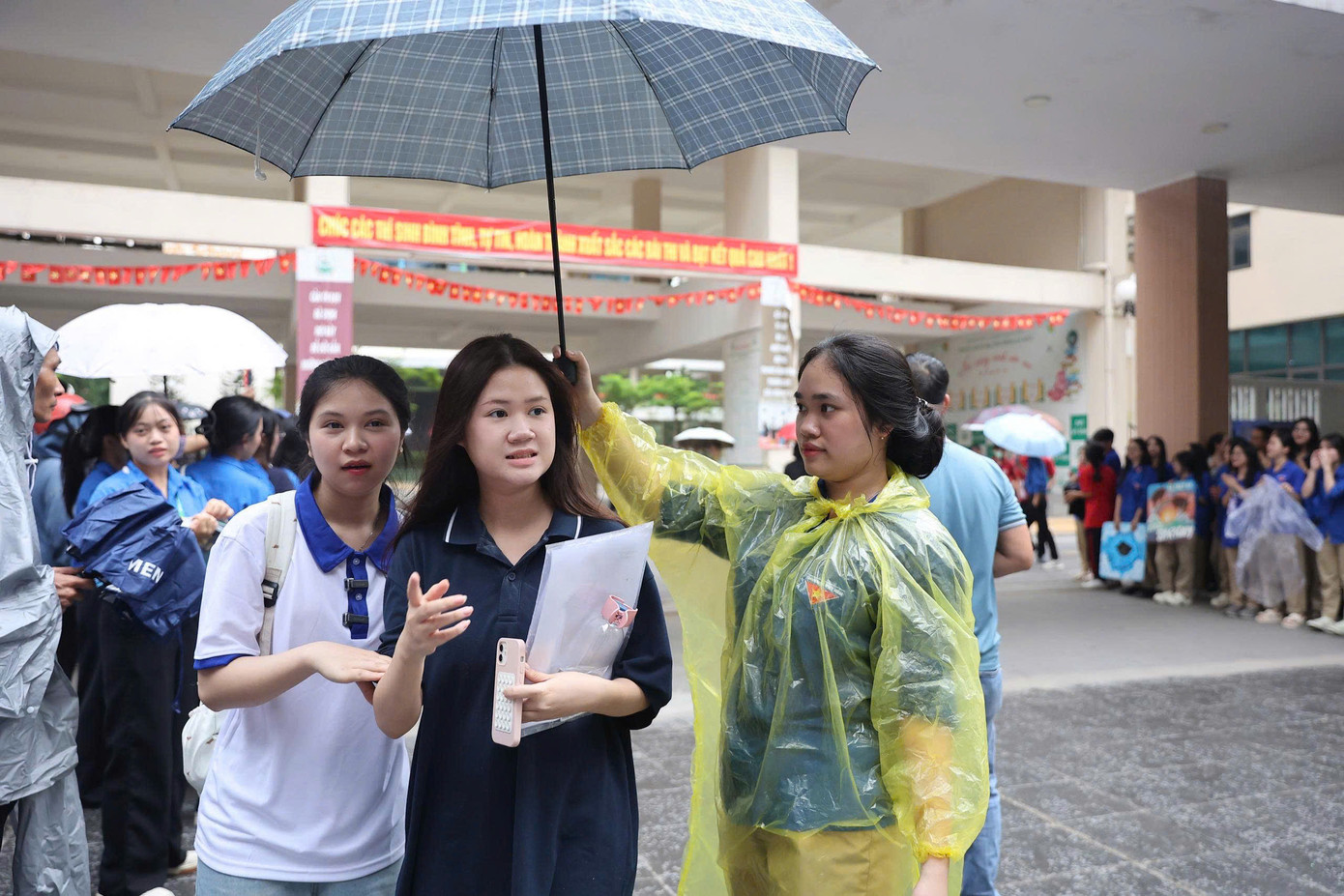 Thí sinh mừng rỡ, cười tươi sau khi hoàn thành phần thi sáng 27/6 tại trường THPT Mỹ Đình