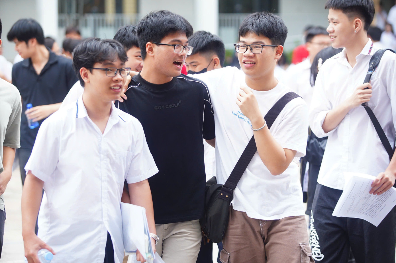 Sỹ tử hoàn thành 'môn thi áp lực nhất': Cập nhật đề thi, giải đề Toán ảnh 31