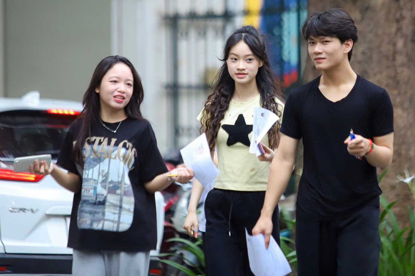 Vỡ òa cảm xúc kết thúc thi theo chương trình mới, cập nhật giải đề ảnh 23