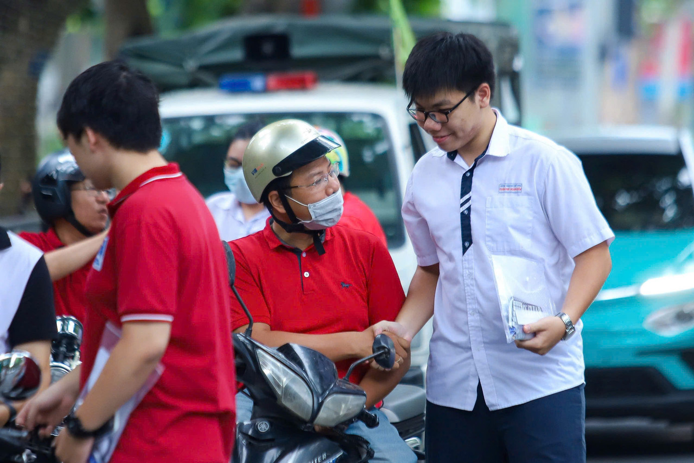 Vỡ òa cảm xúc kết thúc thi theo chương trình mới, cập nhật giải đề ảnh 25