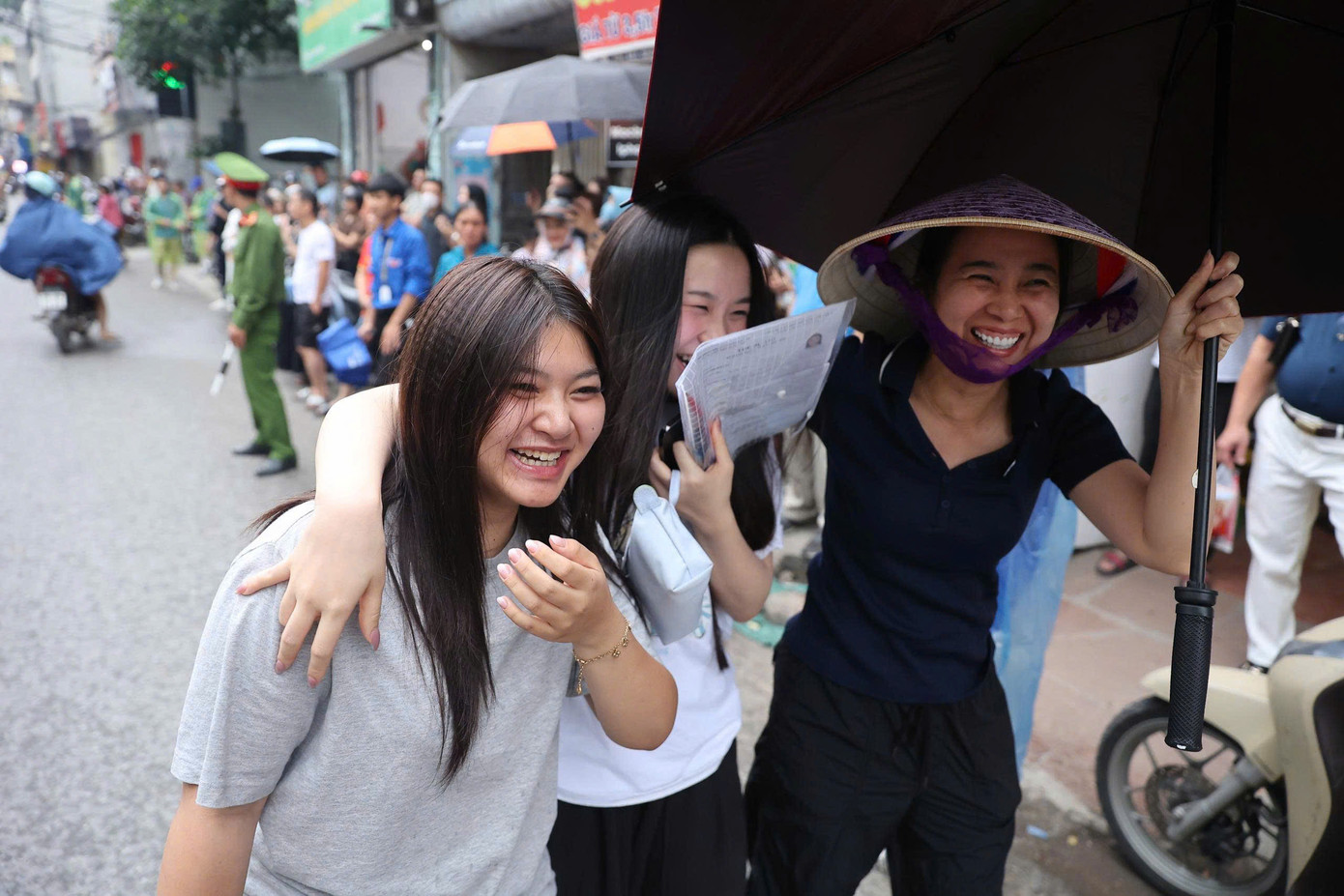 Vỡ òa cảm xúc kết thúc thi theo chương trình mới, cập nhật giải đề ảnh 61