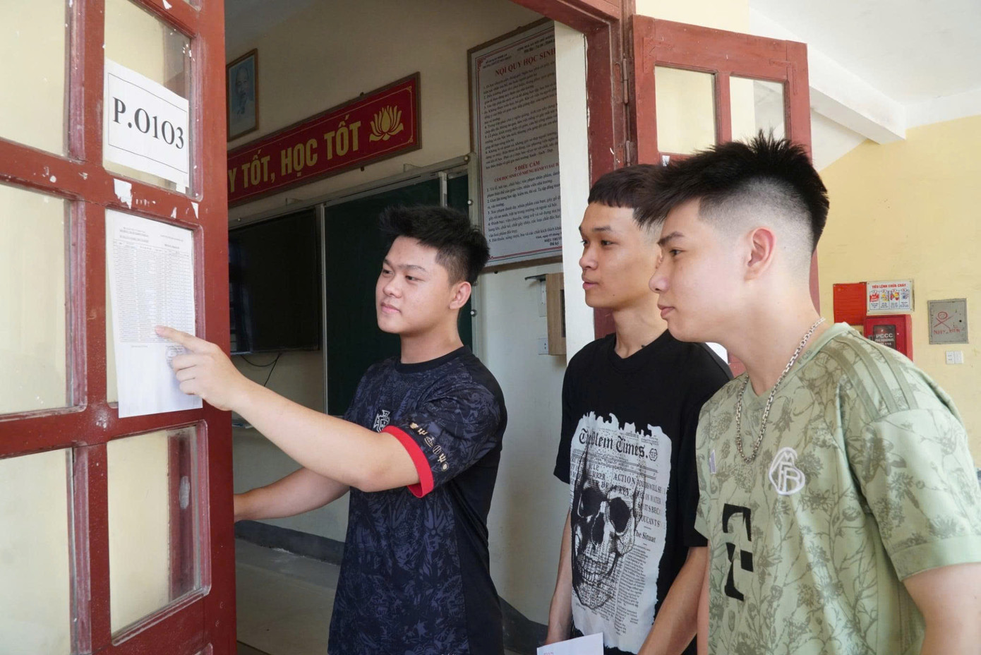 Thí sinh đi xe lăn đến làm thủ tục thi tốt nghiệp ảnh 32 Thí sinh đi xe lăn đến làm thủ tục thi tốt nghiệp ảnh 32