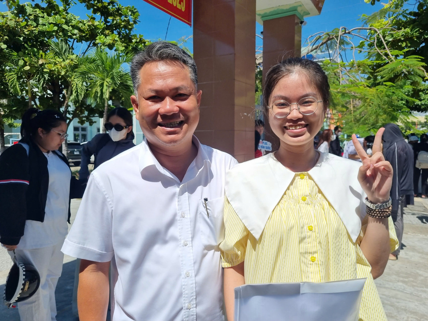 Vỡ òa cảm xúc kết thúc thi theo chương trình mới, cập nhật giải đề ảnh 55