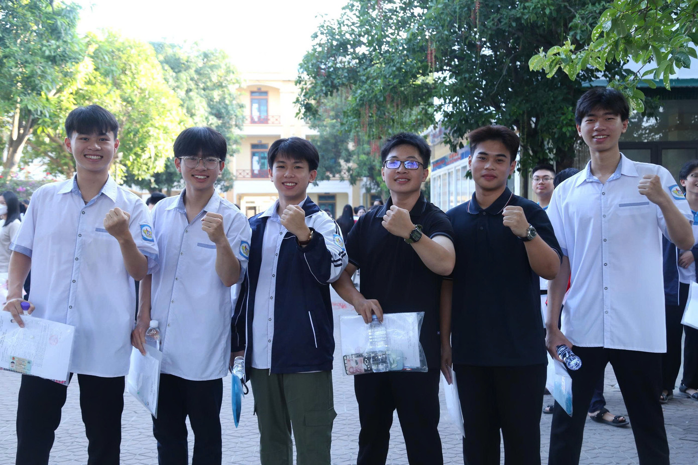 Sỹ tử hoàn thành bài Ngữ Văn, đề dễ thở, thí sinh phấn khởi ảnh 49