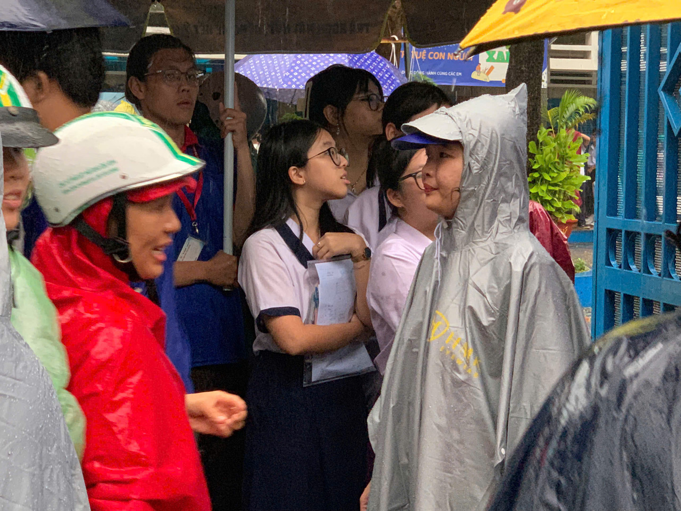 Sỹ tử hoàn thành 'môn thi áp lực nhất': Cập nhật đề thi, giải đề Toán ảnh 26