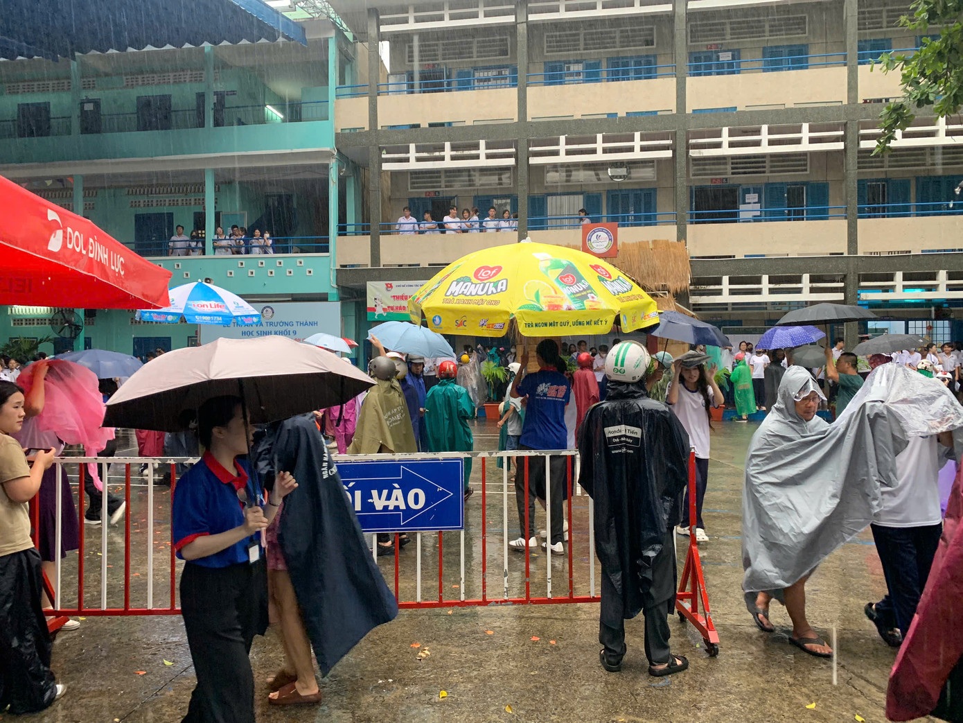 Sỹ tử hoàn thành 'môn thi áp lực nhất': Cập nhật đề thi, giải đề Toán ảnh 27