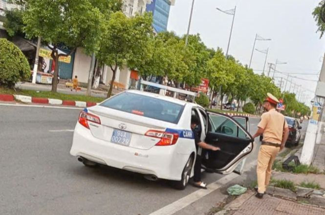 Sỹ tử hoàn thành 'môn thi áp lực nhất': Cập nhật đề thi, giải đề Toán ảnh 1