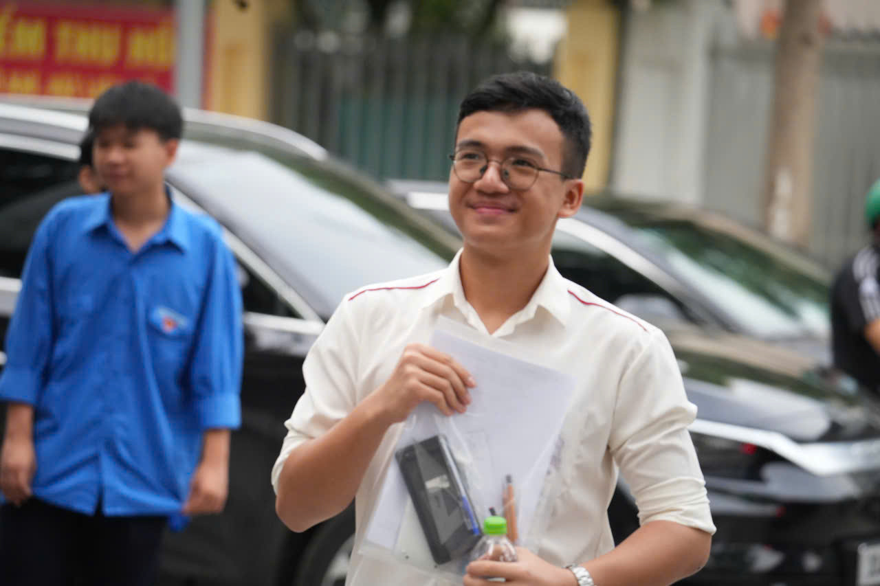 Vỡ òa cảm xúc kết thúc thi theo chương trình mới, cập nhật giải đề ảnh 11