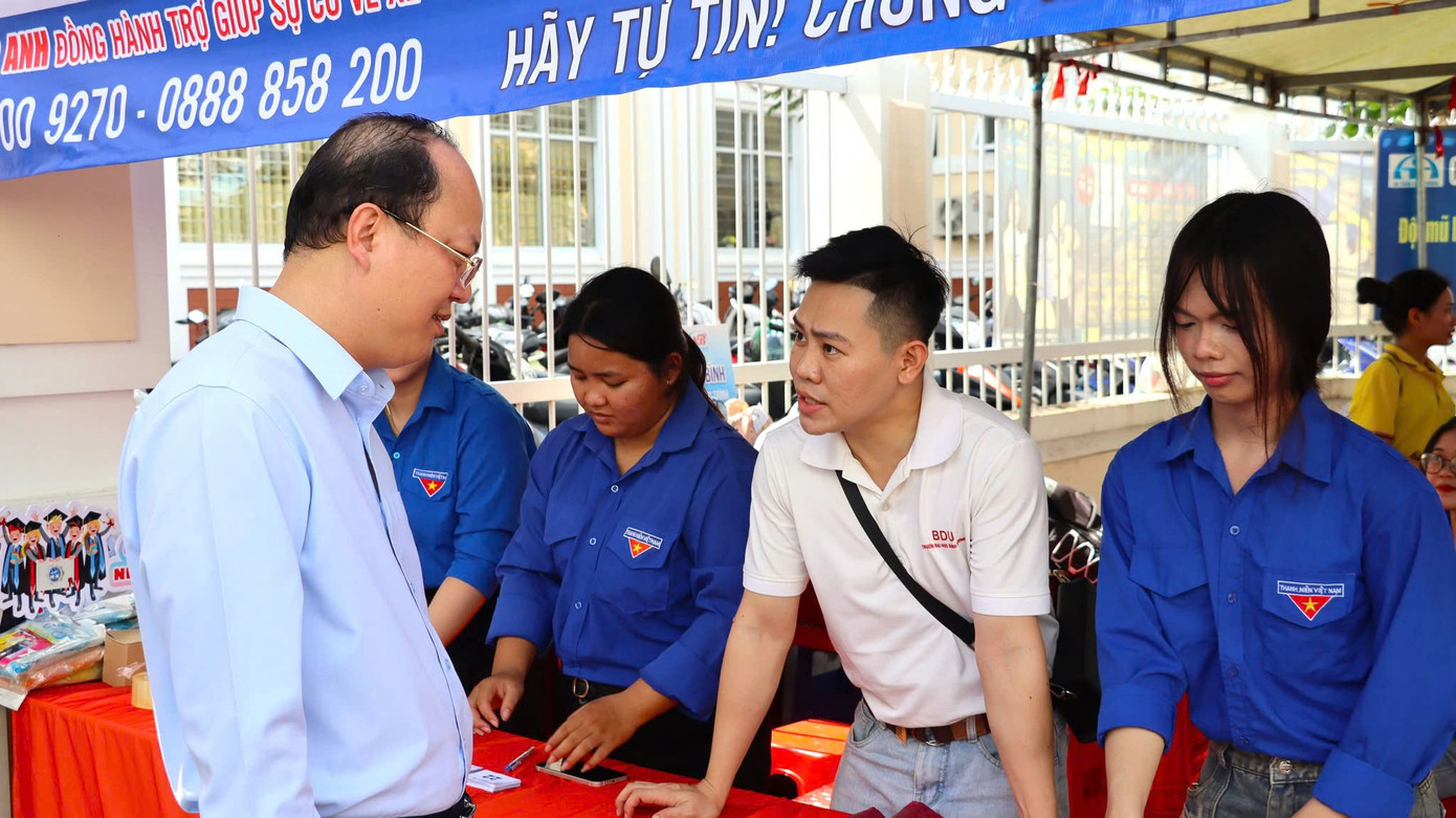 Bí thư Tỉnh ủy Cà Mau Nguyễn Hồ Hải biểu dương sự chuẩn bị chu đáo tại điểm thi Bí thư Tỉnh ủy Cà Mau Nguyễn Hồ Hải biểu dương sự chuẩn bị chu đáo tại điểm thi
