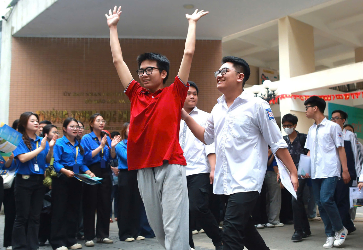 Vỡ òa cảm xúc kết thúc thi theo chương trình mới, cập nhật giải đề ảnh 60