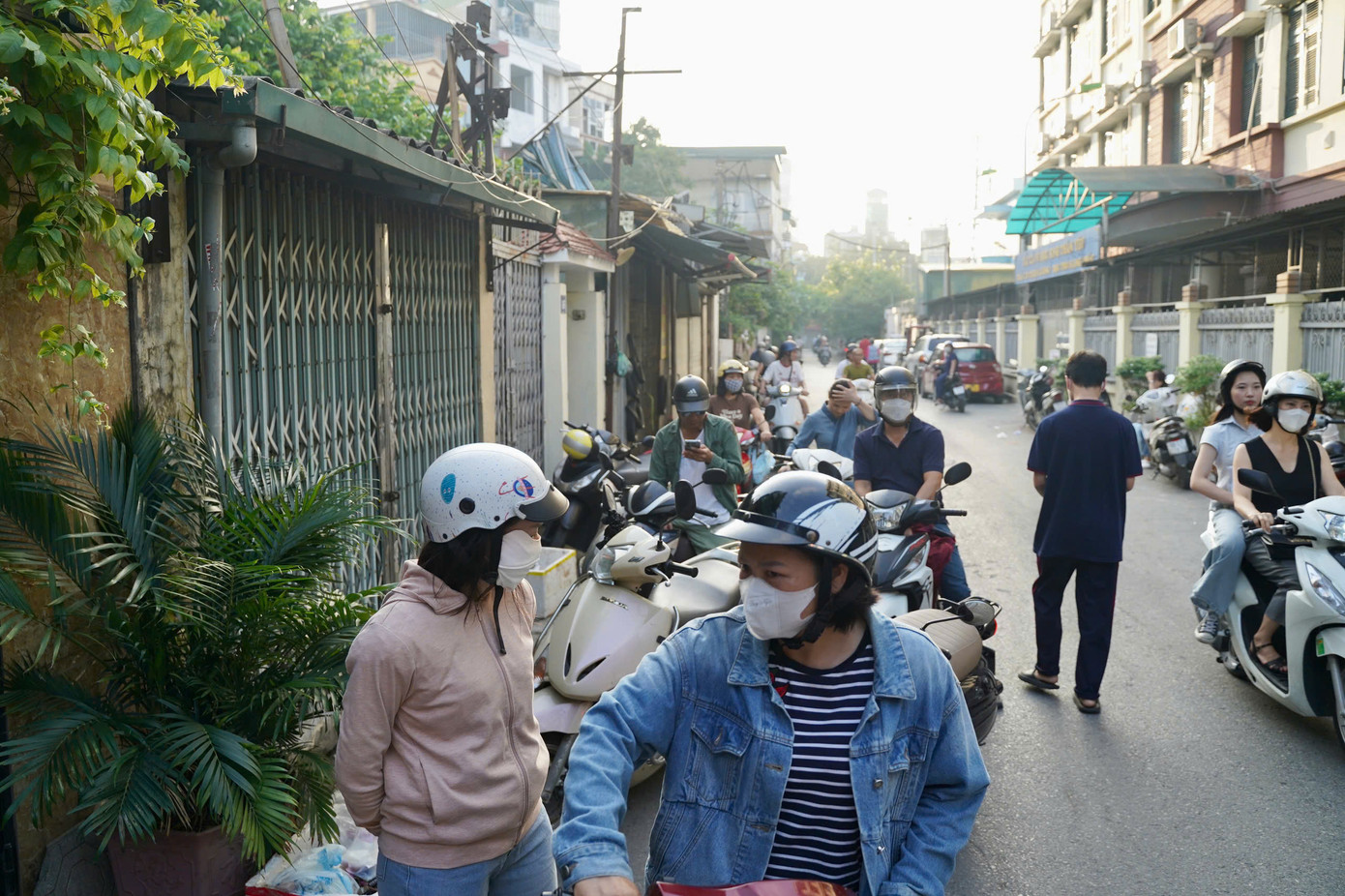 Sỹ tử hoàn thành bài Ngữ Văn, đề dễ thở, thí sinh phấn khởi ảnh 7