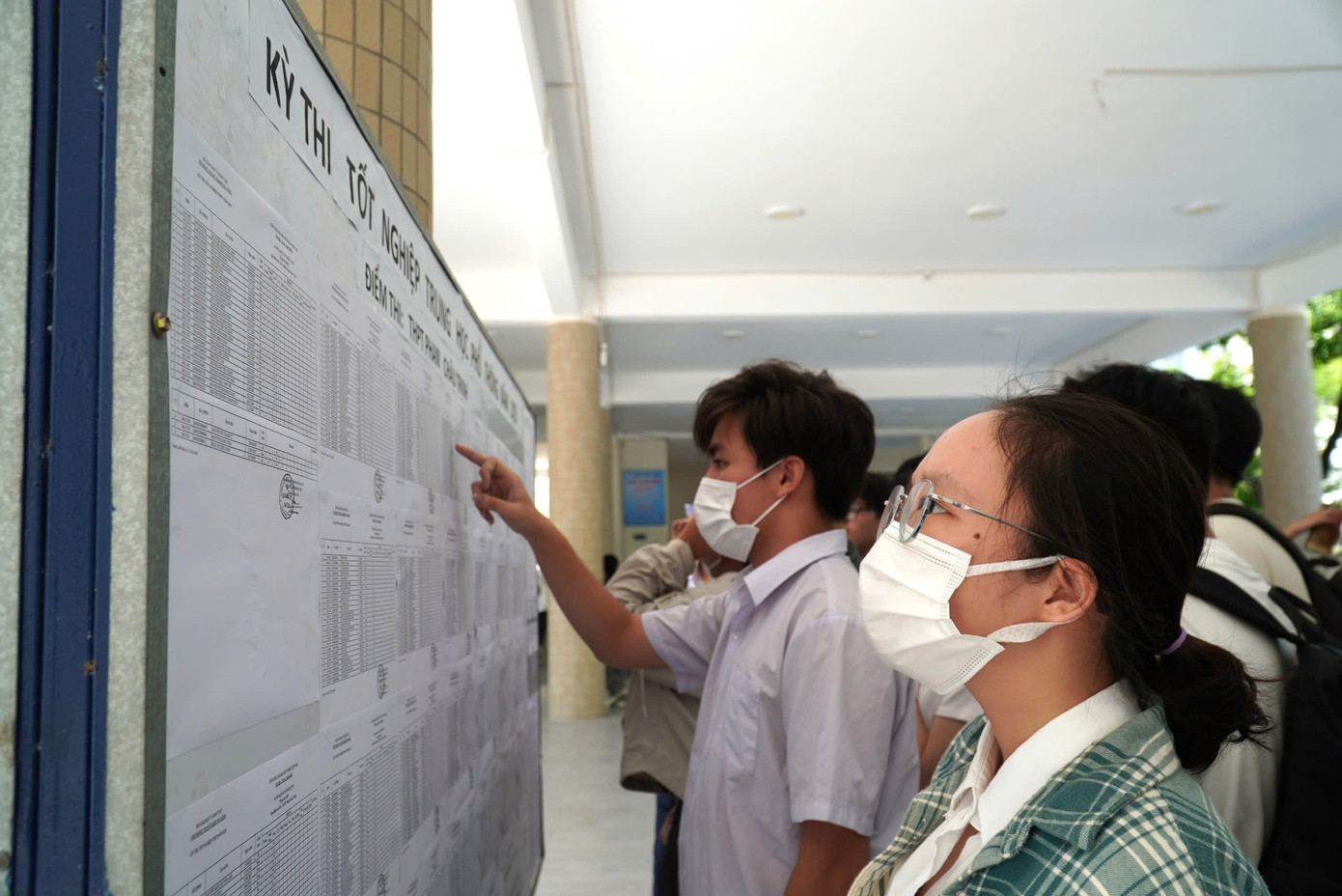 Thí sinh đi xe lăn đến làm thủ tục thi tốt nghiệp ảnh 18 Thí sinh đi xe lăn đến làm thủ tục thi tốt nghiệp ảnh 18