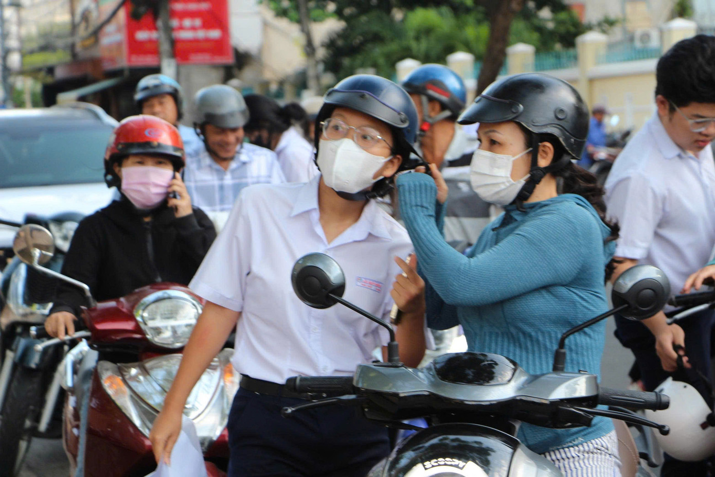 Sỹ tử hoàn thành bài Ngữ Văn, đề dễ thở, thí sinh phấn khởi ảnh 41