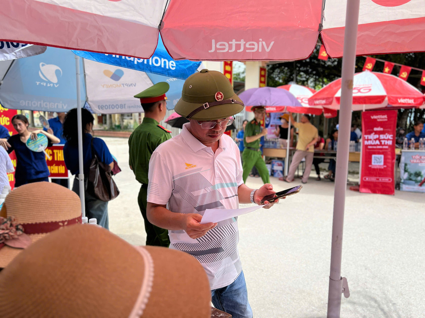 Sỹ tử hoàn thành 'môn thi áp lực nhất': Cập nhật đề thi, giải đề Toán ảnh 6