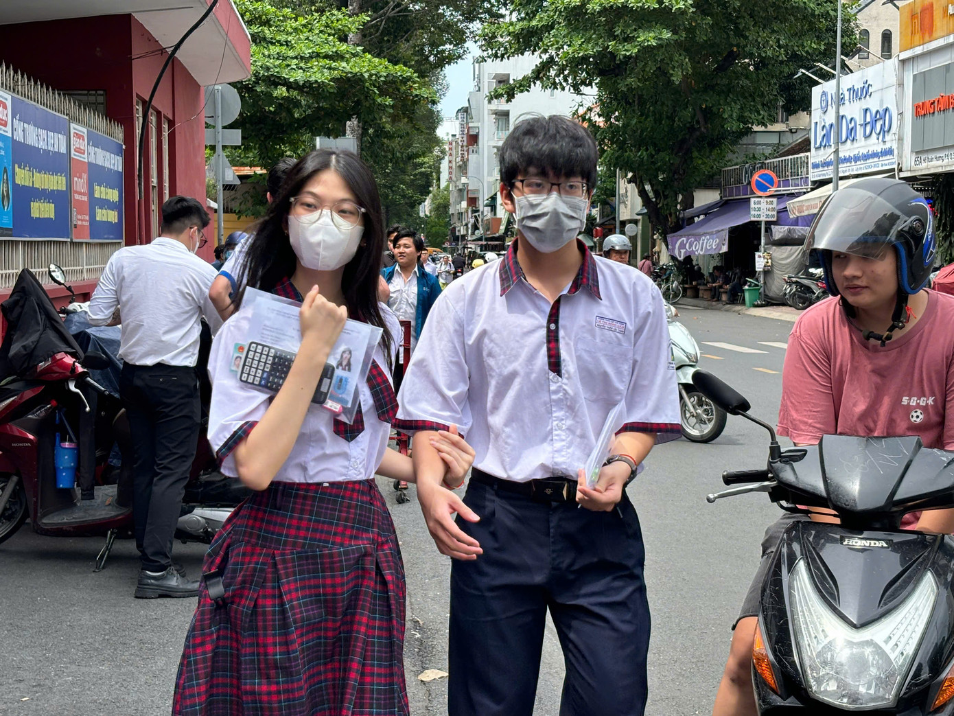 Sỹ tử hoàn thành 'môn thi áp lực nhất': Cập nhật đề thi, giải đề Toán ảnh 13