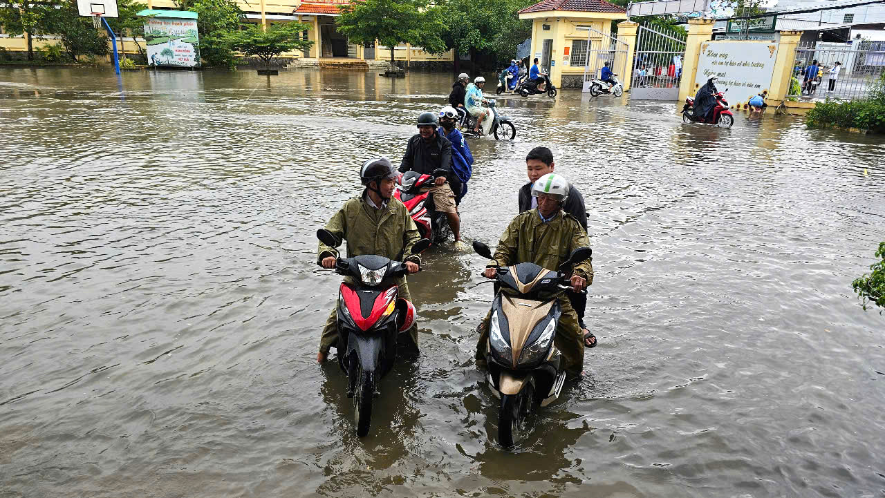 Sỹ tử hoàn thành 'môn thi áp lực nhất': Cập nhật đề thi, giải đề Toán ảnh 4