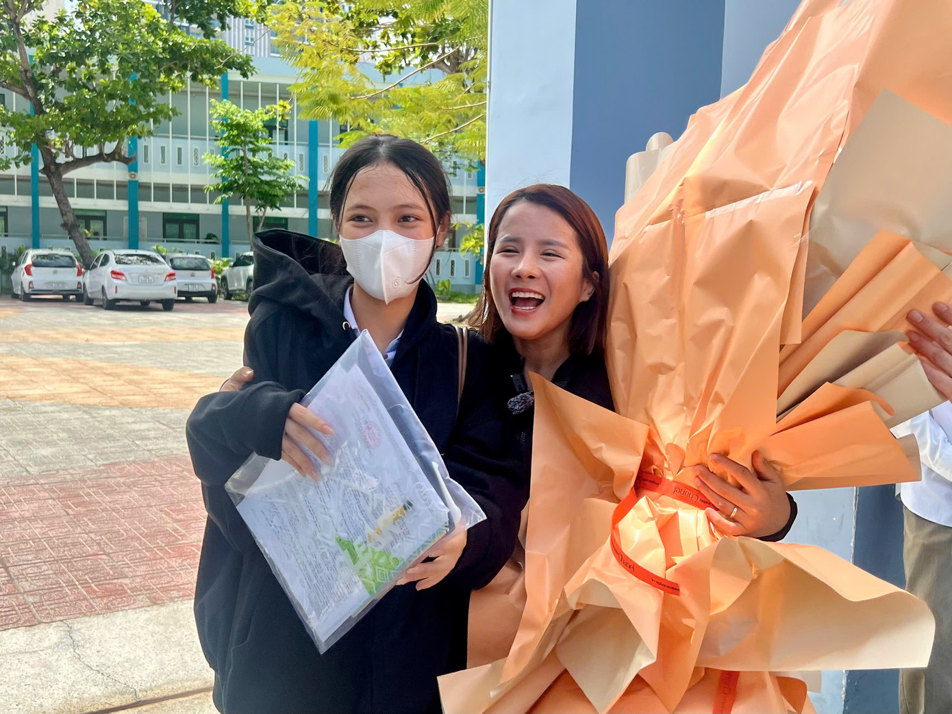 Vỡ òa cảm xúc kết thúc thi theo chương trình mới, cập nhật giải đề ảnh 58