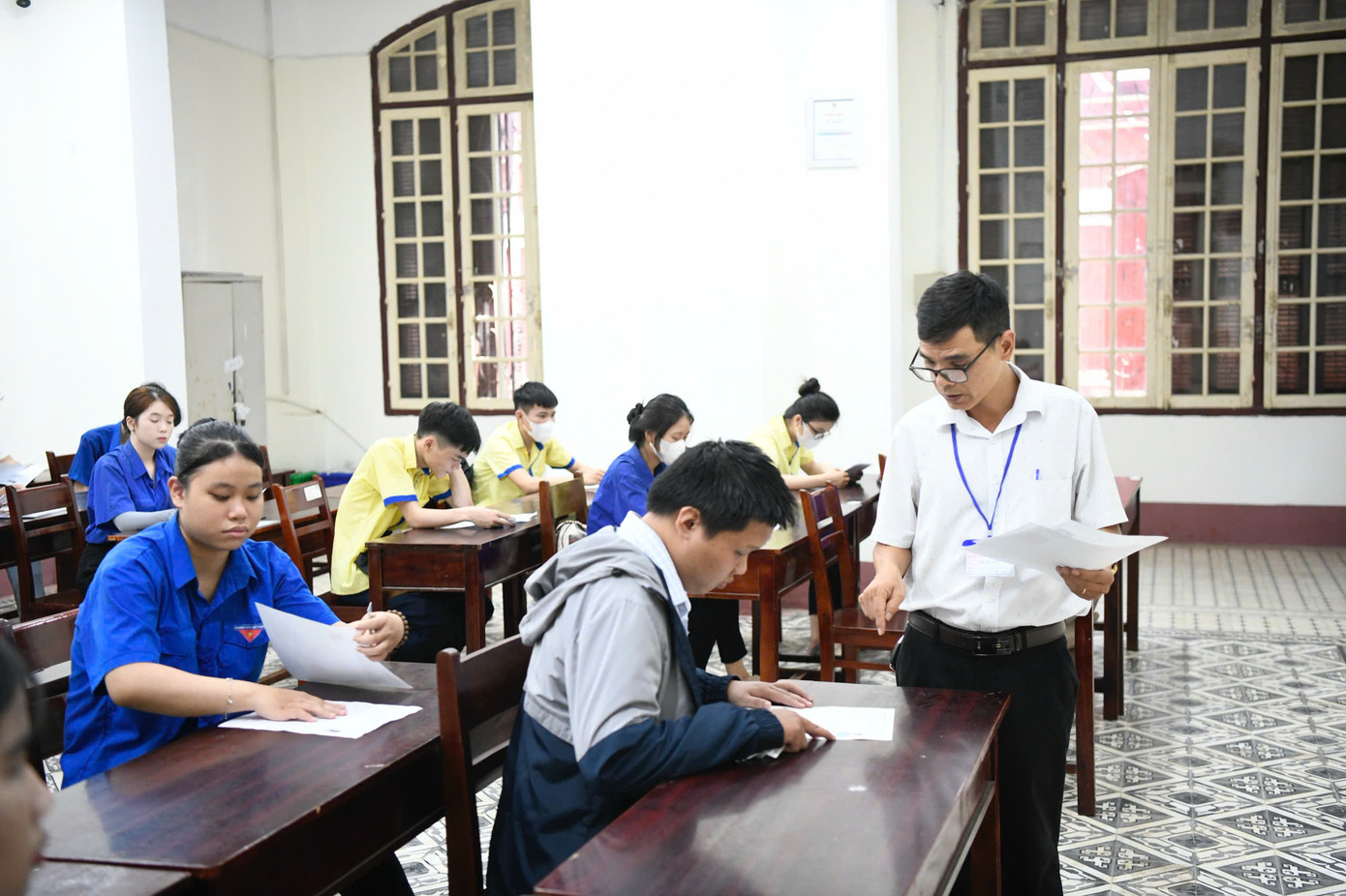 Thí sinh đi xe lăn đến làm thủ tục thi tốt nghiệp ảnh 19 Thí sinh đi xe lăn đến làm thủ tục thi tốt nghiệp ảnh 19