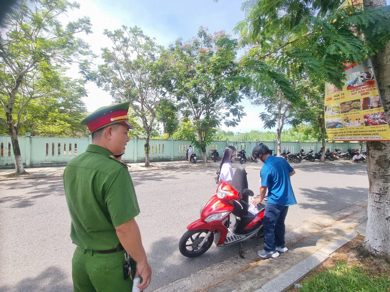 Sỹ tử hoàn thành 'môn thi áp lực nhất': Cập nhật đề thi, giải đề Toán ảnh 18