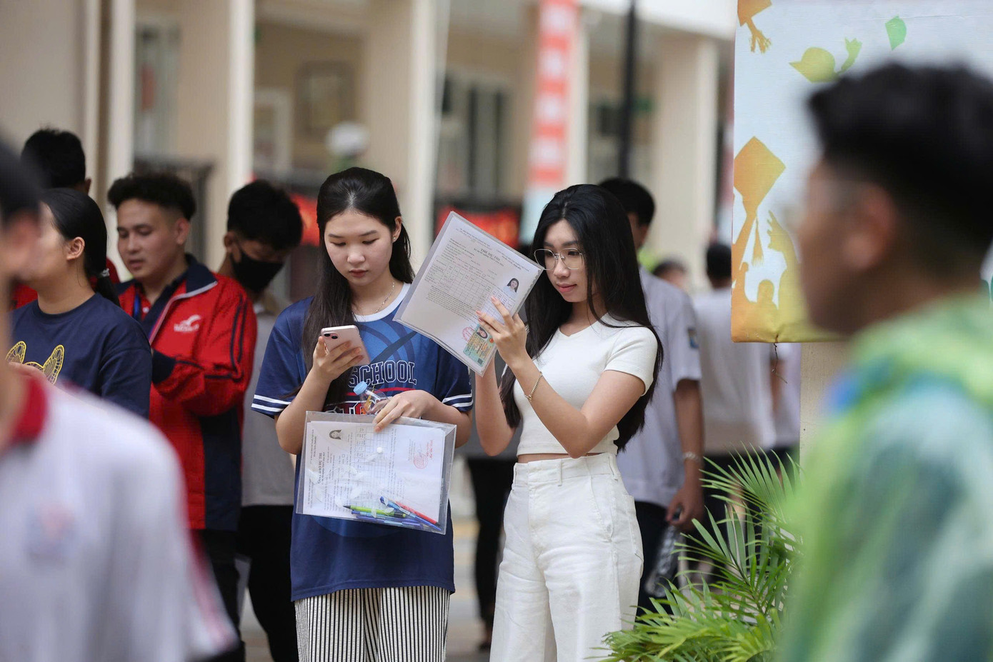 Vỡ òa cảm xúc kết thúc thi theo chương trình mới, cập nhật giải đề ảnh 62