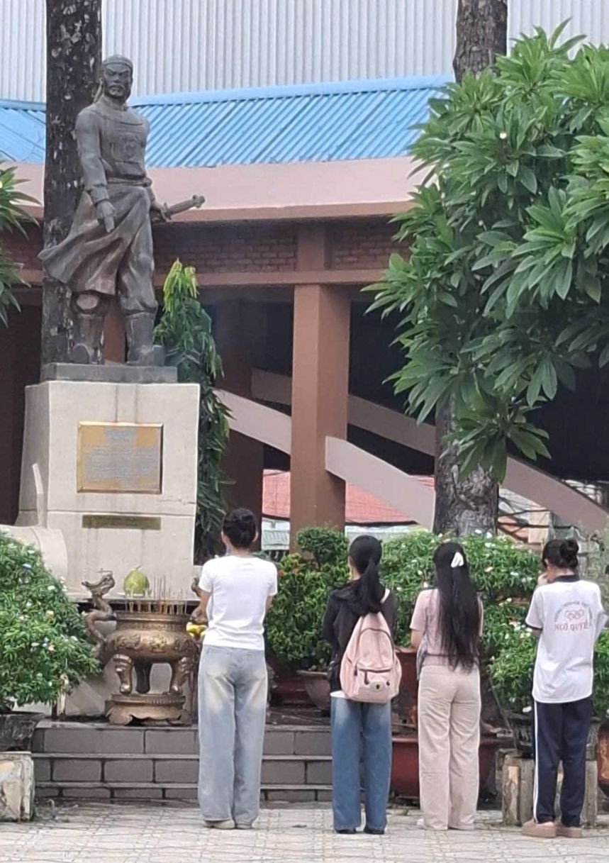Sỹ tử thắp hương trước tượng Ngô Quyền