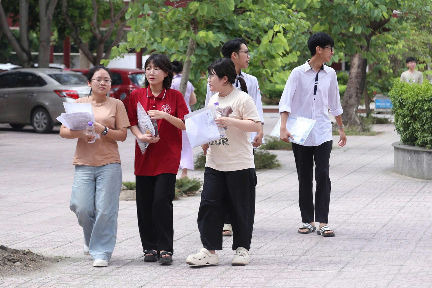 Vỡ òa cảm xúc kết thúc thi theo chương trình mới, cập nhật giải đề ảnh 9