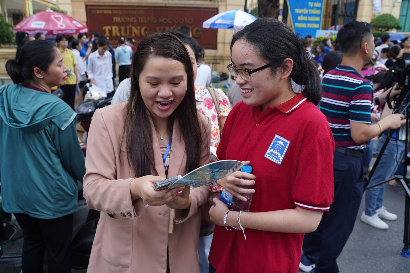 Sỹ tử hoàn thành bài Ngữ Văn, đề dễ thở, thí sinh phấn khởi ảnh 62