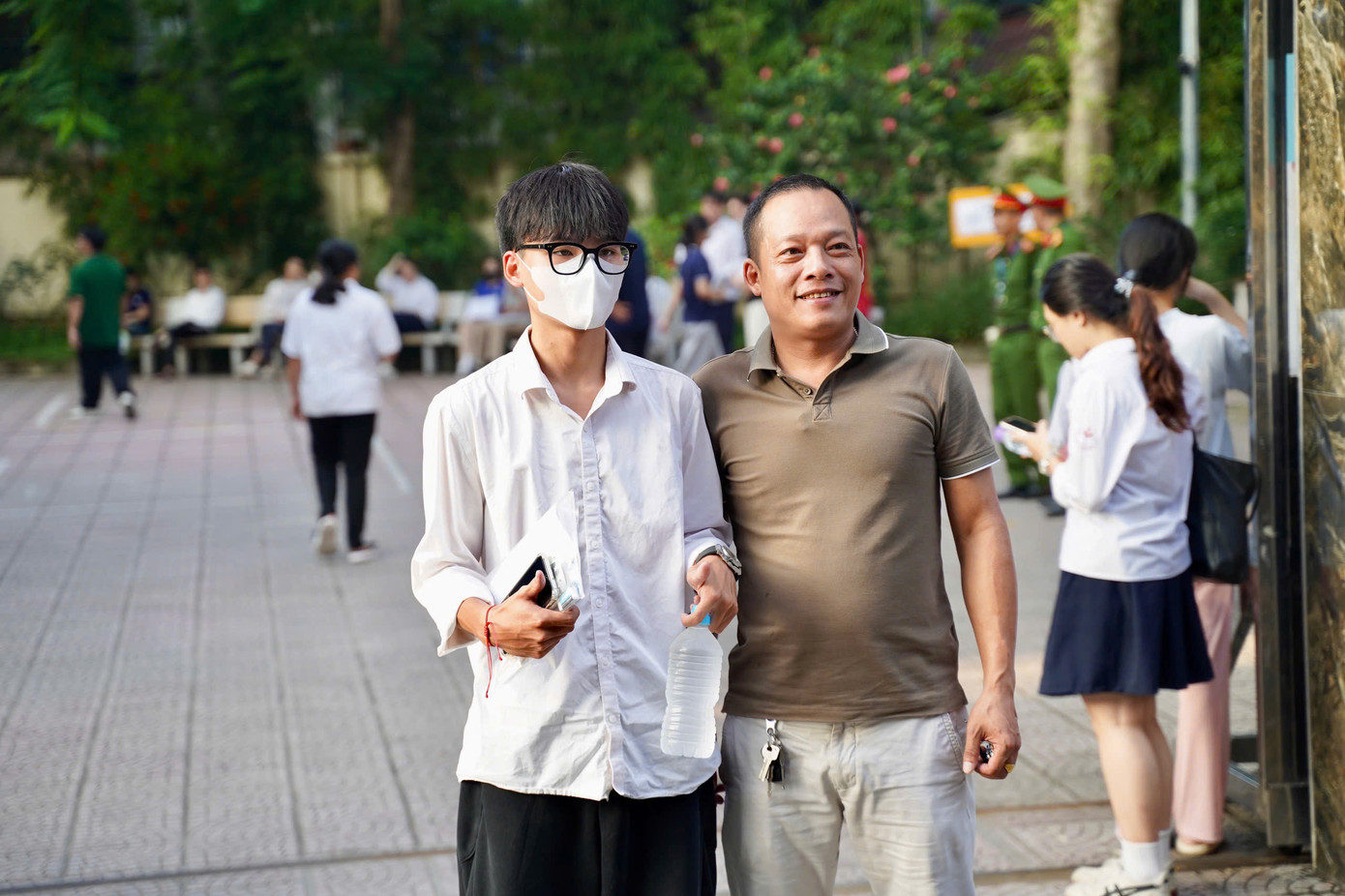 Sỹ tử hoàn thành bài Ngữ Văn, đề dễ thở, thí sinh phấn khởi ảnh 6