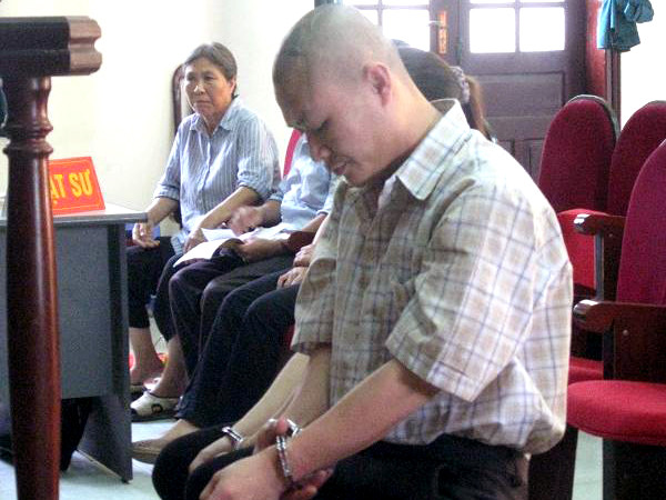  Bị cáo cúi mặt tại phiên tòa