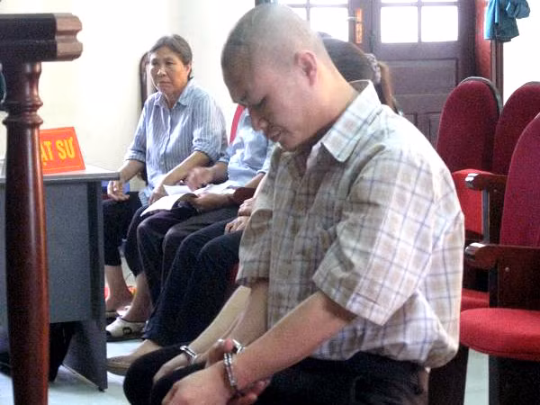  Bị cáo cúi mặt tại phiên tòa