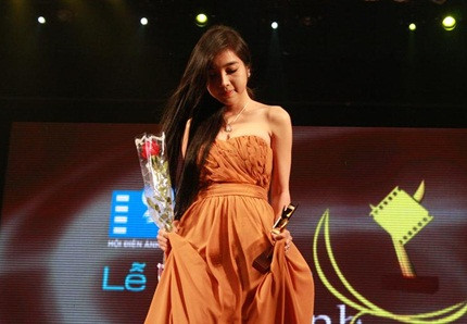 Elly Trần hạnh phúc với giải thưởng đầu tiên của cô tại lễ trao giải Cánh diều vàng. 