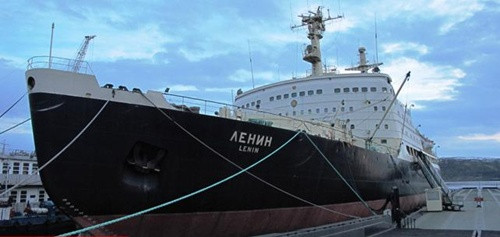 Tàu “Lenin” đã hoạt động hơn 30 năm, vượt tuổi thọ dự tính là 5 năm, đi được quãng đường 654.000 hải lý, dẫn 3.741 tàu đi qua các lớp băng của vùng cực. Ảnh: Wikimedia. Tàu “Lenin” đã hoạt động hơn 30 năm, vượt tuổi thọ dự tính là 5 năm, đi được quãng đường 654.000 hải lý, dẫn 3.741 tàu đi qua các lớp băng của vùng cực. Ảnh: Wikimedia