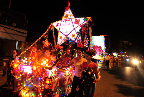 Rước đèn ông sao trên phố