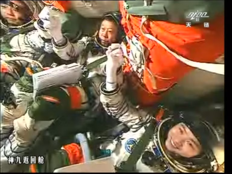 Ba nhà du hành vui mừng sau khi lắp ghép thành công