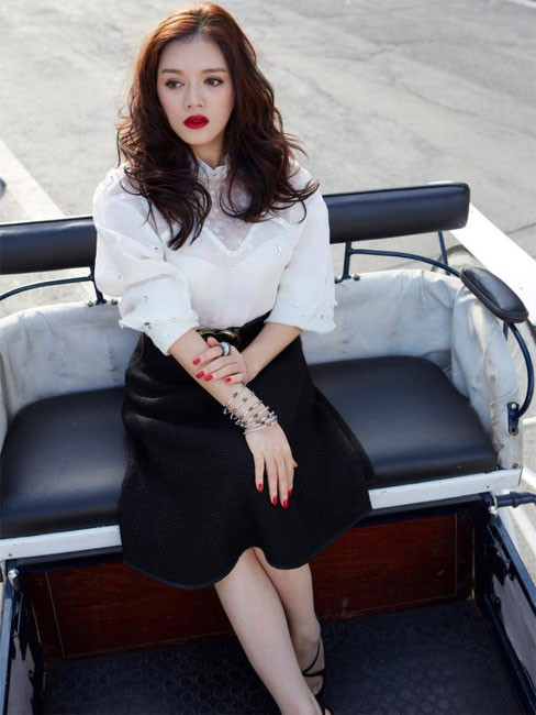 Lý Nhã Kỳ được tạo hình khác hẳn những gì cô đã xây dựng từ trước tới giờ, sang trọng và đẹp hơn nhiều