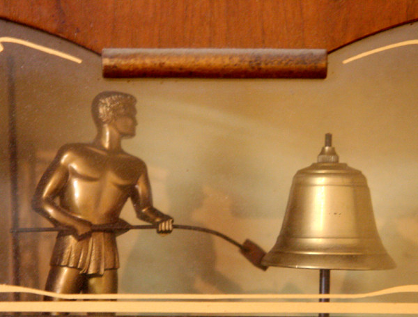 mỗi chi tiết cấu tạo nên chiếc đồng hồ thể hiện sự sáng tạo của người thợ: bộ phận tạo tiếng chuông báo giờ