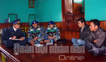 Lực lượng chức năng CSB lập biên bản vi phạm và lấy lời khai của chủ tàu 