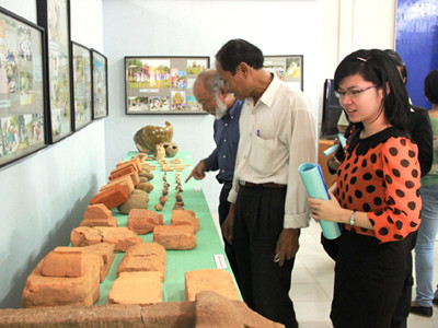 Trưng bày hiện vật di tích Chăm khu vực Cấm Mít. Ảnh: Nguyễn Huy. Trưng bày hiện vật di tích Chăm khu vực Cấm Mít. Ảnh: Nguyễn Huy