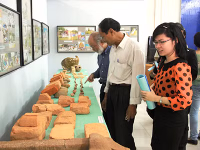 Trưng bày hiện vật di tích Chăm khu vực Cấm Mít. Ảnh: Nguyễn Huy