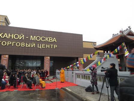 1. Chùa Một Cột ở Máxcơva được xây dựng bên cạnh khu Thương mại – Triển lãm của Trung tâm Văn hóa – Thương mại đa chức năng Hà Nội - Mátxcơva ở Mátxcơ va. Thượng tạo Thích Thanh Hiền đang phát biểu tại buỗi lễ khánh thành.