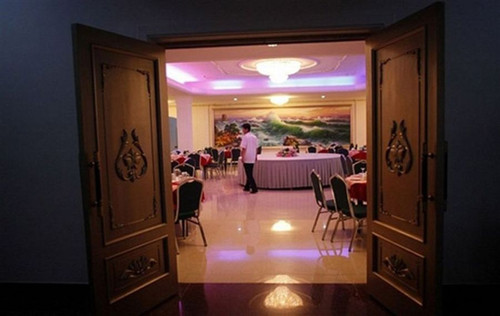 Một nhà hàng trong khách sạn ở đặc khu. Các khách du lịch Trung Quốc cho biết món ăn ở đây tương đối đầy đủ, chỉ hơi hiếm rau xanh, bởi phần lớn là kim chi muối sẵn. Bia cũng xuất hiện trong các bữa ăn