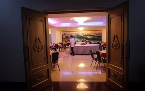 Một nhà hàng trong khách sạn ở đặc khu. Các khách du lịch Trung Quốc cho biết món ăn ở đây tương đối đầy đủ, chỉ hơi hiếm rau xanh, bởi phần lớn là kim chi muối sẵn. Bia cũng xuất hiện trong các bữa ăn