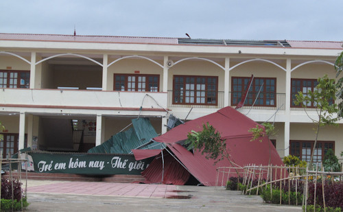 Trường Mầm non Mỹ Đức bị tốc mái.