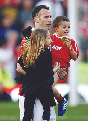 Ryan Giggs và các con trong lễ ăn mừng ngôi vô địch Premier League. Ảnh: Getty Images. Ryan Giggs và các con trong lễ ăn mừng ngôi vô địch Premier League Ảnh: Getty Images