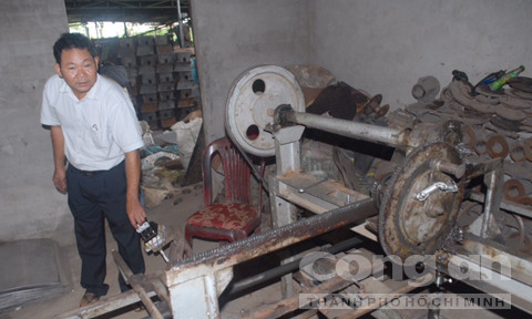 Nông dân chân đất sáng chế máy tách vỏ cà phê ảnh 1