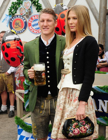 Schweinsteiger bỏ tiền túi mời đồng đội ở M.U dự lễ hội bia Đức ảnh 2