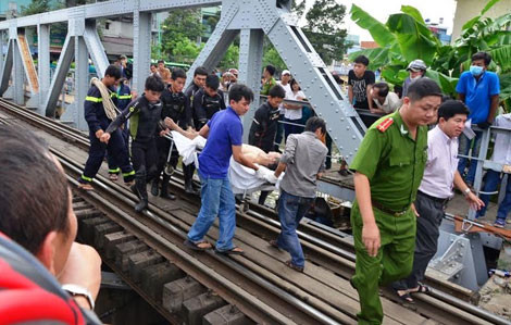 Người đàn ông rơi xuống kênh chết đuối khi... đang nhậu ảnh 2
