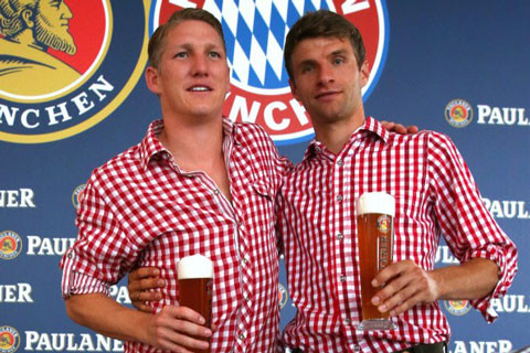 Schweinsteiger bỏ tiền túi mời đồng đội ở M.U dự lễ hội bia Đức ảnh 1
